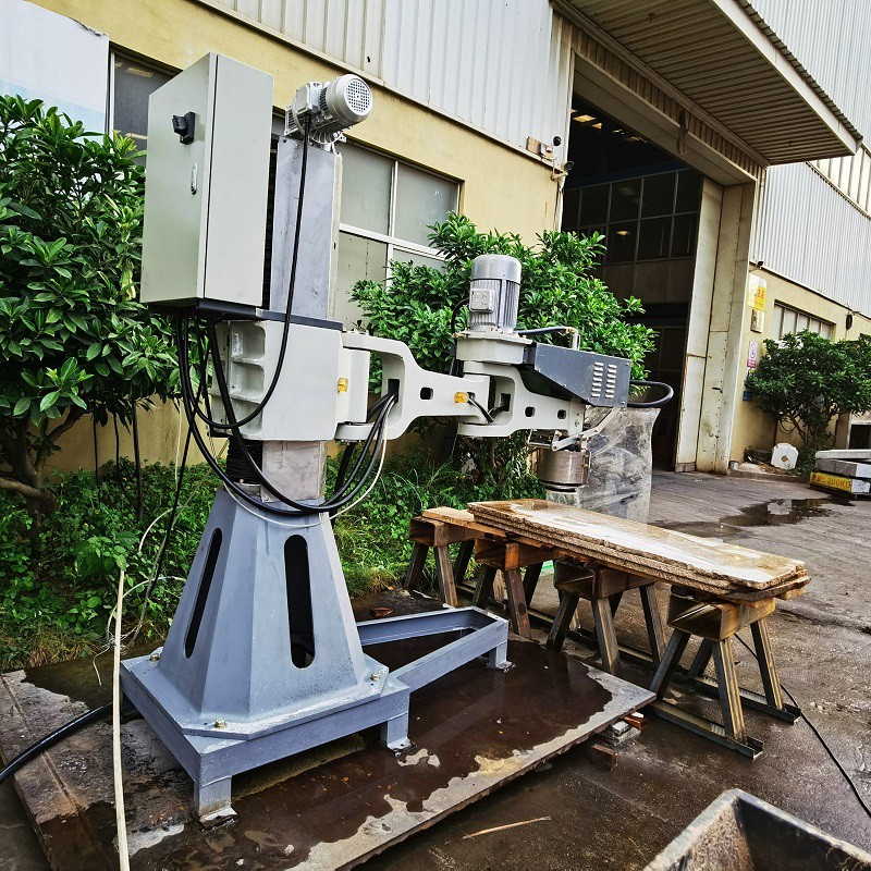 Igwe na-ekpochapụ Radial Arm